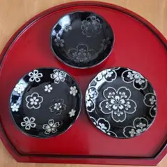 黒地に白花柄の皿3枚セット
