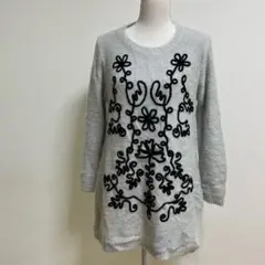 セーター　ニット チュニック丈　M〜L ライトグレー　お花　クルーネック　丸首