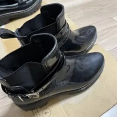 ブラックストラップ付きレインシューズ