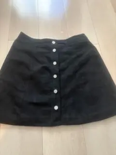 黒いボタン付きミニスカート