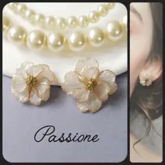 【一点物】花芯付立体パール調ホワイトフラワー ピアス/イヤリング