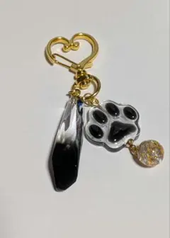 #528 レジンキーホルダー クリスタル 肉球 ハンドメイド 犬 猫 黒