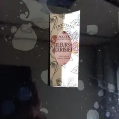 L'Occitane Fleurs Cerisier ハンドクリーム 10ml