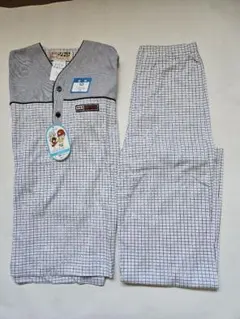 グレーと白のチェック柄パジャマ　130cm新品タグ付き　肌触り良い　値下げ