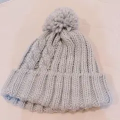 ライトグレー ケーブル編み ニット帽 ポンポン付き