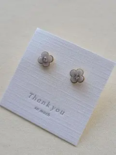 フラワーピアス　ホワイト　お花　小ぶりシンプル　ハンドメイド