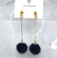 ハンドメイドNo.305ネイビー ファーロングピアス