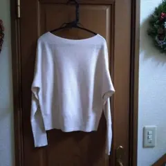 クリーム色オフショルダーリブニット