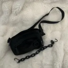 黒のショルダーバッグ チェーンストラップ付き