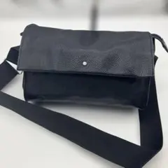 美品 イアパピヨネ ワイドテープショルダーバッグ ボディバッグ 黒のサムネイル