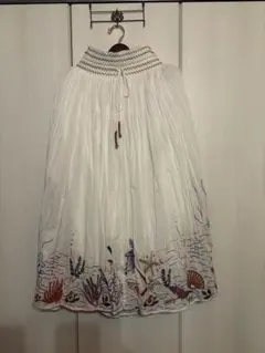 お値下げしました！　ZARA ザラ　刺繍入りホワイトロングスカート