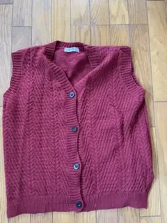 バーガンディ ケーブル編み ニットベスト
