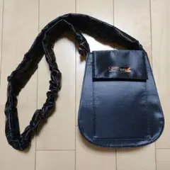 【un/neu】アンノイ ギャザーハンドルサテンフラップバック/ブラック