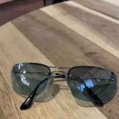 Ray-Ban アビエーター サングラス グレー
