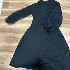 黒の長袖フレアドレス