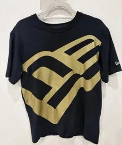 NEW ERA 黒金ロゴ プリントTシャツ Mサイズのサムネイル