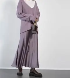 サテンロングスカート