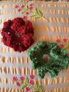 かぎ針編みシュシュ 赤と緑のセット