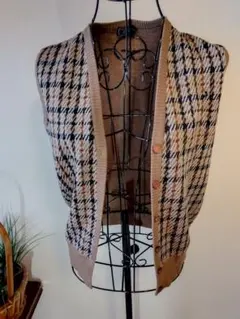 チェック柄 ベージュ ニットベスト　DAKS　ゴルフ　綺麗です