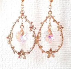 クリスタルハートとフラワーリースのゆらゆらピアス　オーロラ