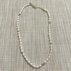 ホワイトパールとゴールドアクセントのパールネックレス