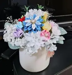 №235　仏花　お供え花　お花アレジメントつまみ細工(花器付き）