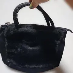 Y'saccs　黒ファーのハンドバッグ ブラックコーデ