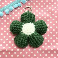 緑のお花キーホルダー♡ ストラップ かぎ針編み ハンドメイド