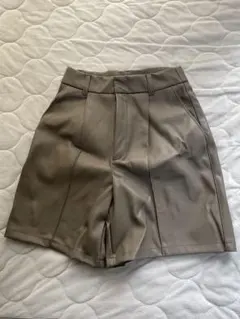 GU 新品　フェイクレザーショートパンツ/オリーブカラー