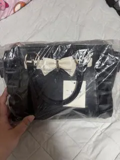 リボン付き黒ショルダーバッグ