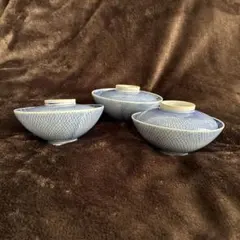 青色の網目模様と花模様の蓋付き飯碗3ケセット