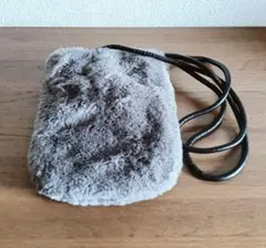 ユニクロ フラッフィ グレー スマホショルダーバッグ ケース