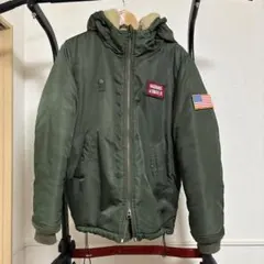 春用ジャケット。ミリタリー風デザインでボア裏地とアメリカ国旗パッチが付いている。