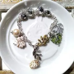 葉っぱと松ぼっくりのブレスレット