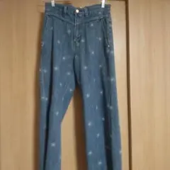 ハク小さな花柄刺繍デニムパンツ