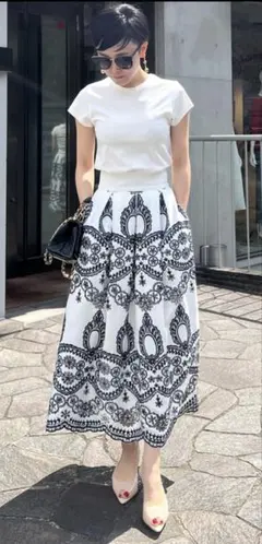 【タグ付未使用】JENNE総刺繍BOXタックスカートSネイビー¥23980のサムネイル