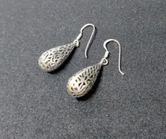 シルバー 透かし模様 ドロップ型ピアス