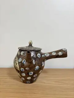未使用 【沖縄 やちむん】十鶴 コーヒー豆柄 醤油差しと受け皿 セット 未使用 【沖縄 やちむん】十鶴 コーヒー豆柄 醤油差しと受け皿 セット
