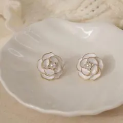w07☆ヒット商品☆カメリア ピアス レディース 白色 アクセサリー☆536
