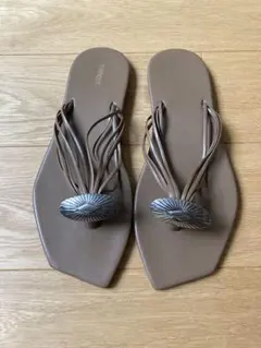 PIPPICHIC ベージュ コンチョ付トングサンダル M