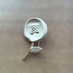 ゴールド　花デザイン ブローチ　北欧