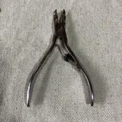 巻き爪や硬い爪のケアに使用されるニッパー型の爪切りです。KAIのサムネイル