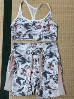 花柄スポーツブラとショートパンツセット