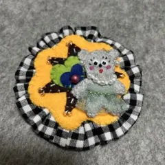 ハンドメイド　　ビーズ刺繍ブローチ　　 クマ