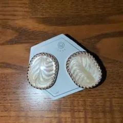 クリーム色 波模様 スタッドイヤリング