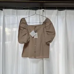 ベージュ パフスリーブ トップス