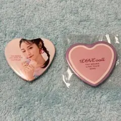 小倉唯　缶バッジ 小倉唯 ツアー ライブ LoveRatoryくじ 缶バッジ 8種 - メルカリ