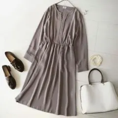 モカグレージュブラウンアーバンリサーチドアーズスキッパーVネックタックワンピース