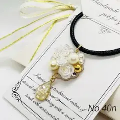 ハンドメイドレジンネックレス　薔薇のビジューとパール　シェルドロップ　ホワイト