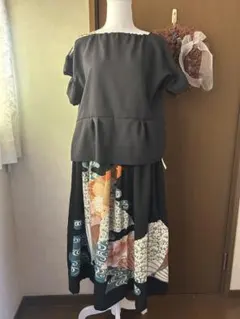 お値下げ　正絹着物リメイク黒留袖　ロングスカート豪華金彩　扇4枚